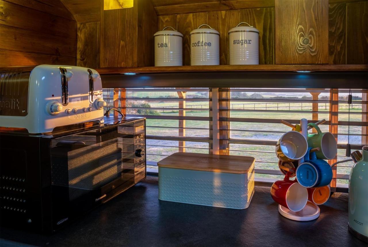 American School Bus - 1 Bedroom - Blossom Farm - Tiers Cross Johnston Экстерьер фото