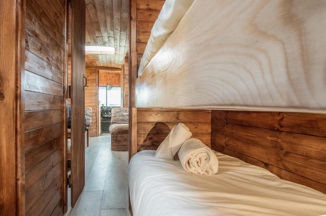 American School Bus - 1 Bedroom - Blossom Farm - Tiers Cross Johnston Экстерьер фото