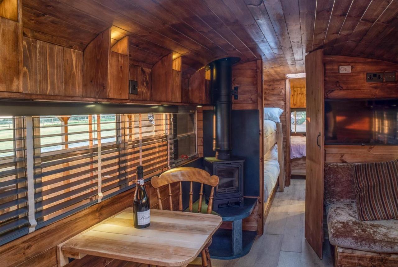 American School Bus - 1 Bedroom - Blossom Farm - Tiers Cross Johnston Экстерьер фото