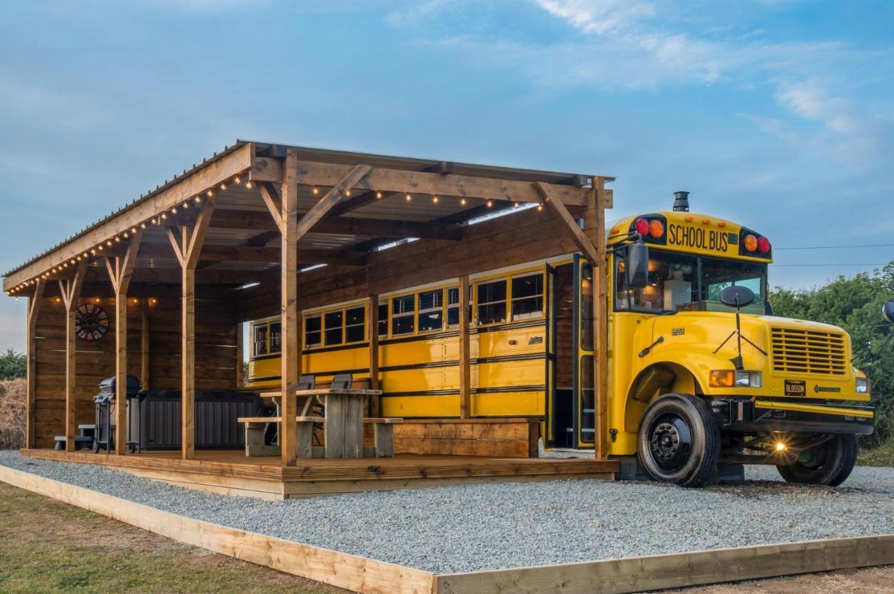 American School Bus - 1 Bedroom - Blossom Farm - Tiers Cross Johnston Экстерьер фото