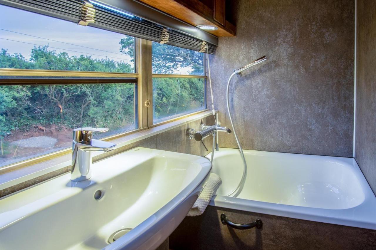 American School Bus - 1 Bedroom - Blossom Farm - Tiers Cross Johnston Экстерьер фото