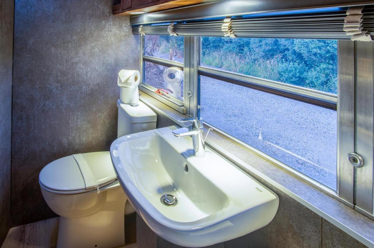 American School Bus - 1 Bedroom - Blossom Farm - Tiers Cross Johnston Экстерьер фото
